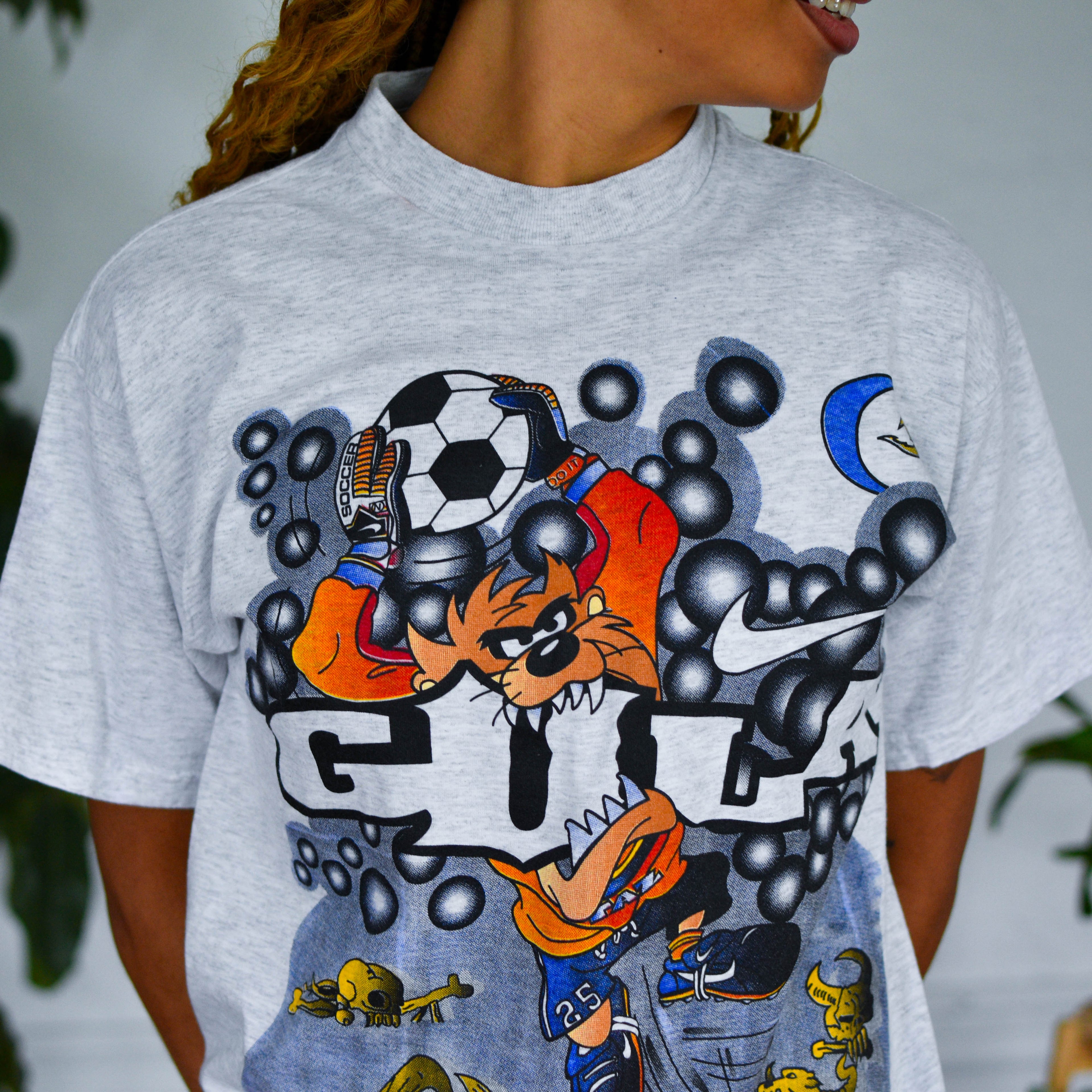 Vintage 90s Looney Tunes Taz Soccer Graphic T-Shirt