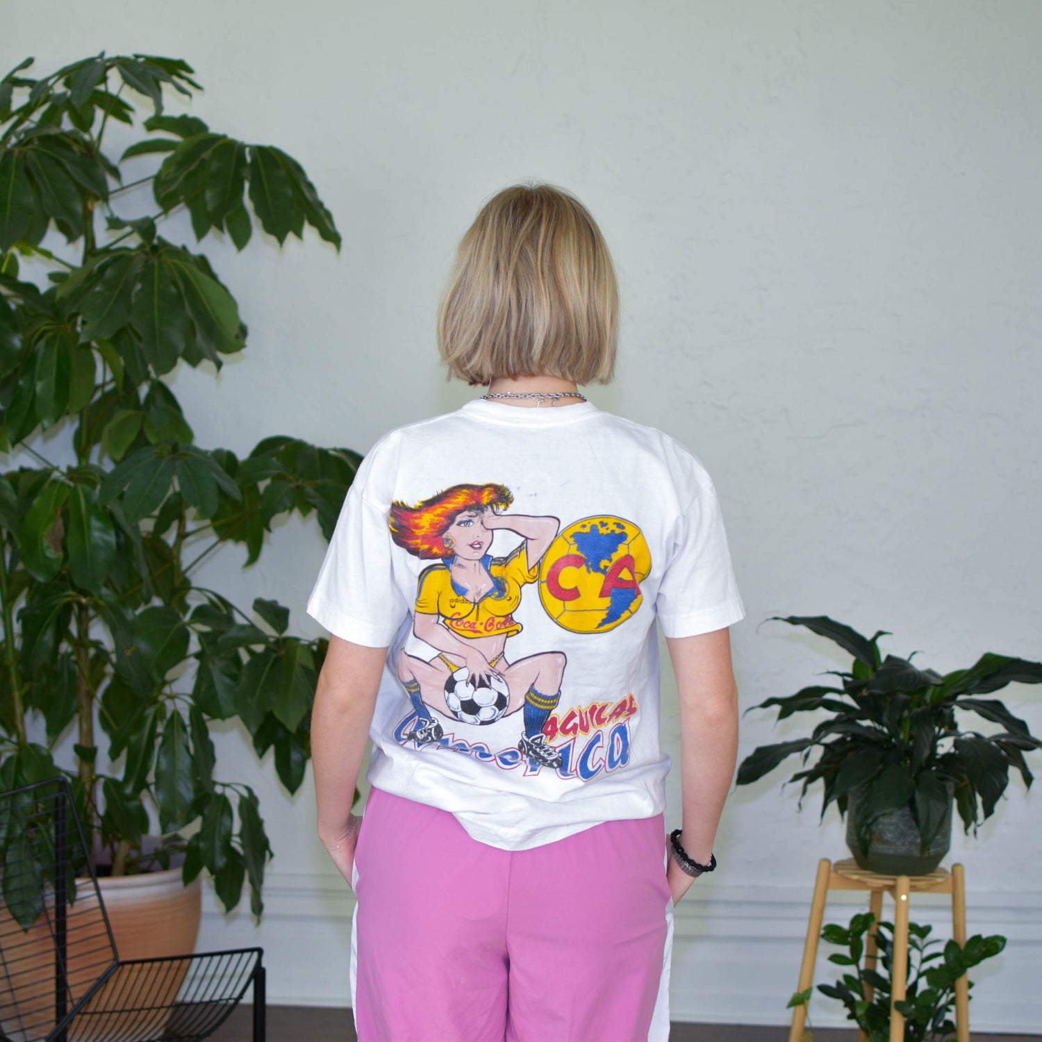 Vintage 90s Club America Pin-Up Girl Graphic T-Shirt